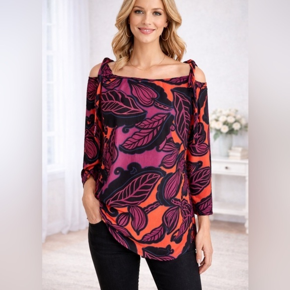 Gibson and Latimer Top Stretch Knit Leaf Print Scoop Neck Cold Shoulder LS.